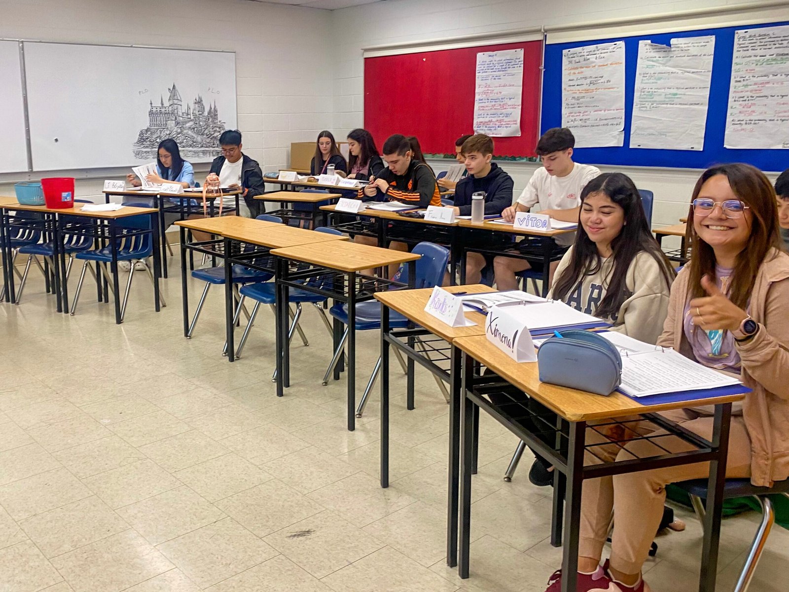 Profesor dando clase a estudiantes participando en el aula