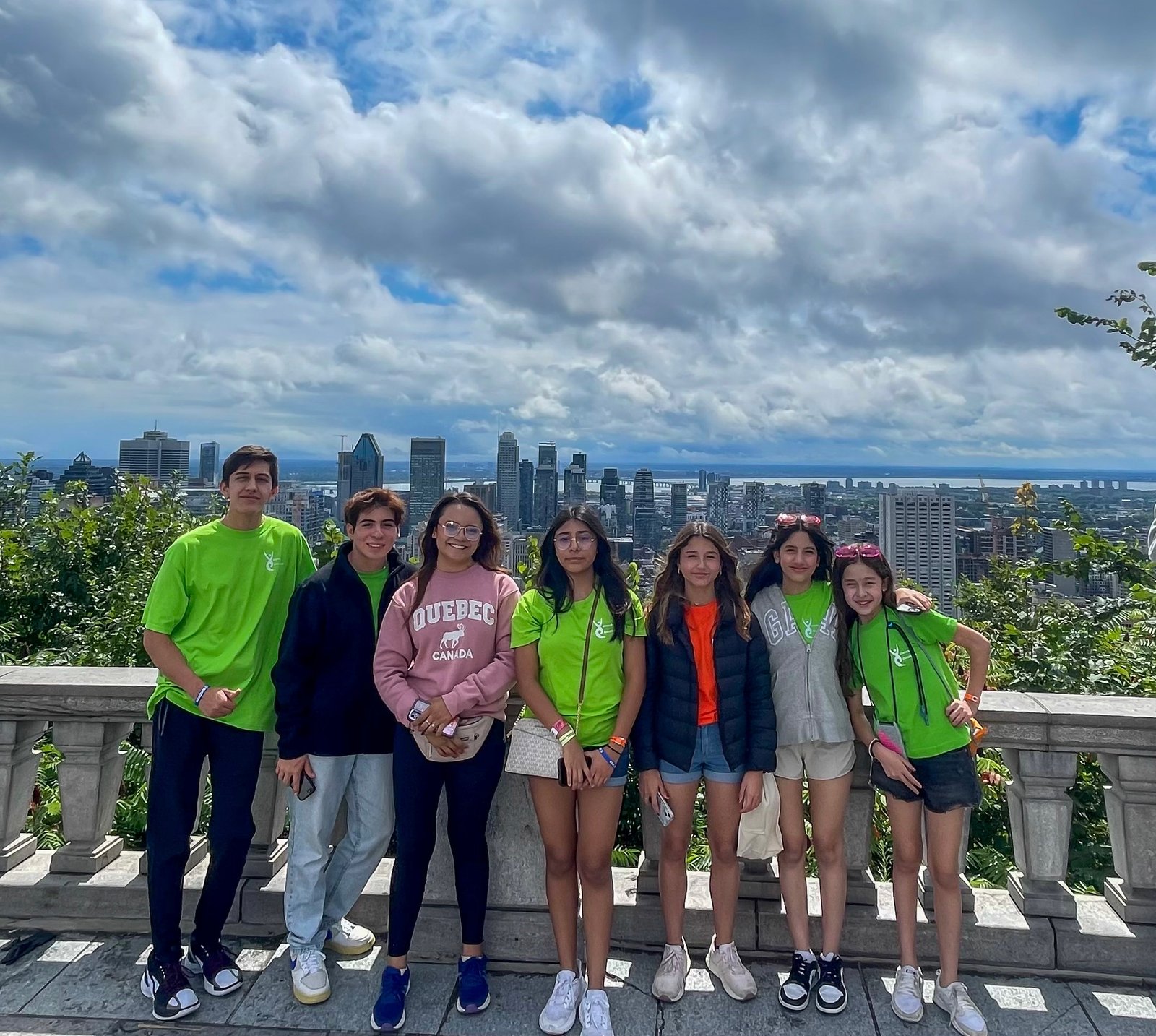 Grupo de adolescentes sonrientes tomándose una foto juntos