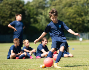Jugadores jóvenes en entrenamiento de fútbol