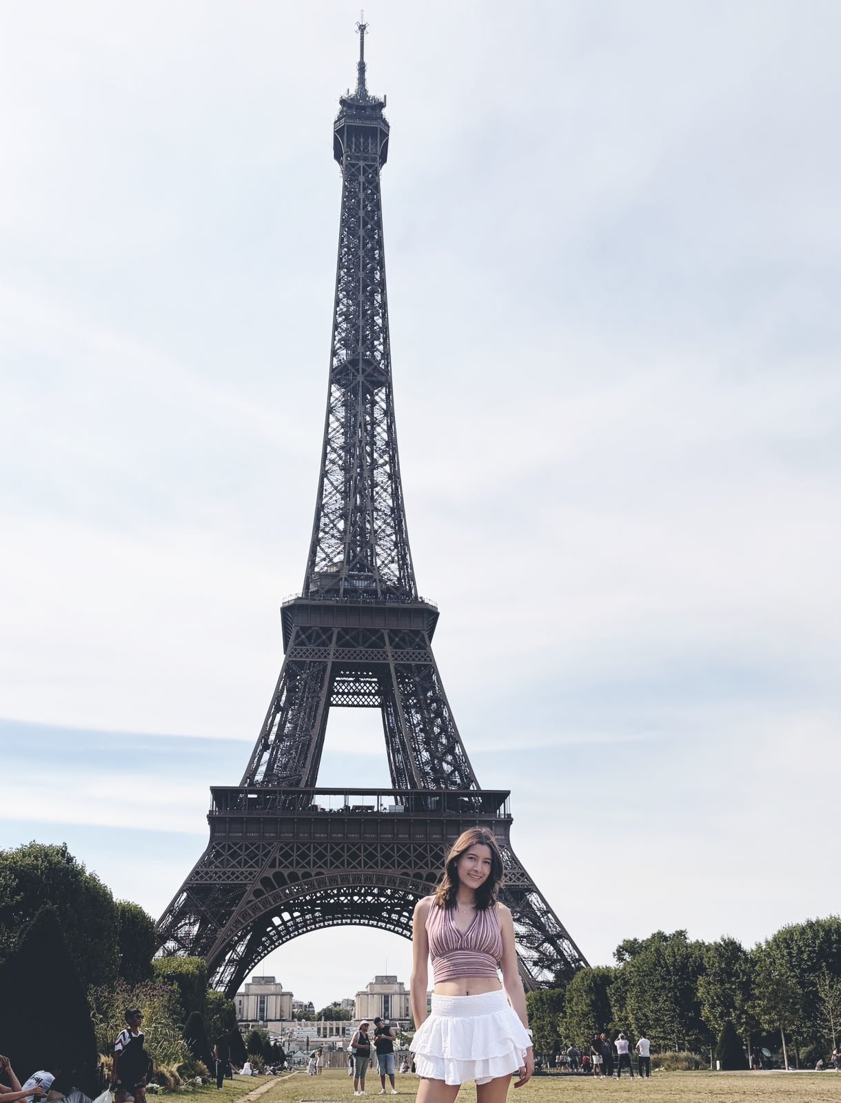 J&oacute;venes visitando la Torre Eiffel